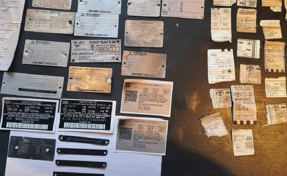 Свыше 150 незаконно зарегистрированных авто: задержаны работники спецЦОНа